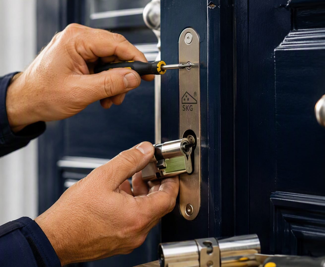 Vakman monteert een SKG-gecertificeerd cilinderslot met kerntrekbeveiliging in een voordeur in Den Haag
